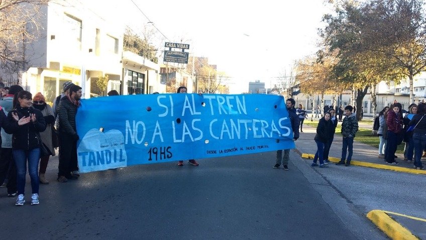 Manifestantes se acercan a esperar a Macri y Vidal